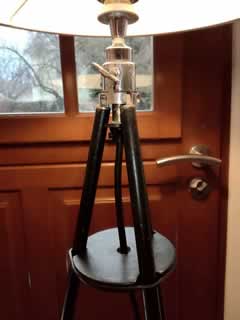Lampadaire conçu à partir d'un ancien trépied de photographe, abat-jour contemporain. H 140cm.