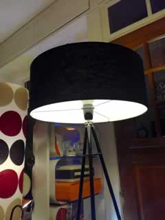Lampadaire conçu à partir d'un ancien trépied de photographe, abat-jour contemporain. H 150cm.