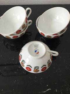 5 petites tasses à café, porcelaine de Limoges PL, à fleurs rouges et oranges, très fines et élégante, diamètre 9,3.