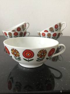 5 petites tasses à café, porcelaine de Limoges PL, à fleurs rouges et oranges, très fines et élégante, diamètre 9,3.