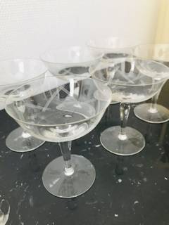 6 coupes de champagne, en cristal, finement ciselées, années 50.