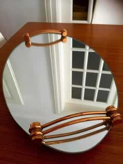 Ancien plateau miroir à servir, de forme ovale, avec anses originales en cuivre, peut également servir de miroir décoratif, L 48 cm, l 29 cm.