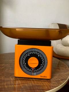 Balance Terraillon, balance de cuisine mécanique avec son grand plateau de pesage, poids Max 5 kg, années 70. Dimensions: L 17,5 cm, l 11 cm, H 17 cm, dimensions plateau: L 28 cm, l 18 cm.