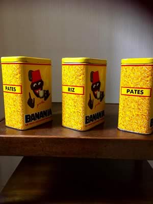 Série de 3 boîtes Banania, années 50, Tirailleur Sénégalais imprimé à l’image stylisée de Hervé Morvan, pâtes/riz/pâtes, bon état de conservation malgré l’usure du temps, dim: h 17, l 12,5 , p 7,5.