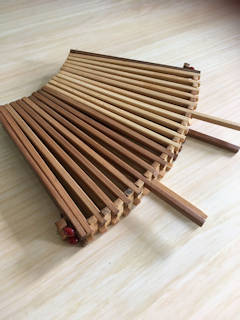 Corbeille pliable à fruits, bambou et bois, dimensions : L 32, l 26, H avec anse 22.