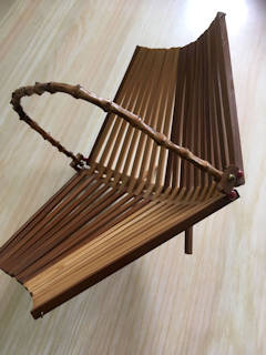 Corbeille pliable à fruits, bambou et bois, dimensions : L 32, l 26, H avec anse 22.