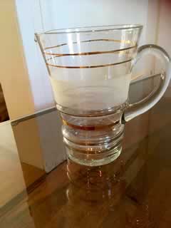 Cruche en verre, décoration granitée et dorée, dimensions : hauteur 18cm, Ø 13cm.