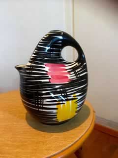 Pichet en céramique, origine Allemagne de l’Est, dimensions : hauteur 17cm, Ø 13cm.