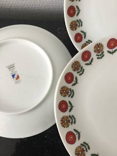 Lot de 6 assiettes à dessert PL porcelaine limousine, années 70, décor fleurs stylisées rouge et orange, diamètre 19,4cm.