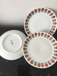 Lot de 6 assiettes à dessert PL porcelaine limousine, années 70, décor fleurs stylisées rouge et orange, diamètre 19,4cm.