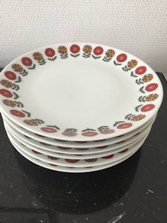 Lot de 6 assiettes à dessert PL porcelaine limousine, années 70, décor fleurs stylisées rouge et orange, diamètre 19,4cm.