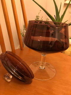 Magnifique bonbonnière en verre, sur pied, bicolore, dimensions : H 28 cm, diamètre 18 cm.
