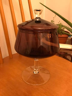 Magnifique bonbonnière en verre, sur pied, bicolore, dimensions : H 28 cm, diamètre 18 cm.