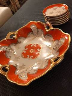Petit set à dessert ou chocolat, designer Oscar Schlegelmilch, vers 1950, fabriqué par la manufacture Langenwiesen en Thuringe, décor fait main, élément d’identification présent sur le dessous.