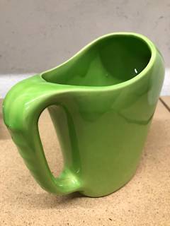 Pichet à eau St Clément, en céramique émaillée vert pomme, estampillé en creux sur le fond du pichet.
