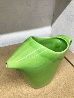 Pichet à eau St Clément, en céramique émaillée vert pomme, estampillé en creux sur le fond du pichet.