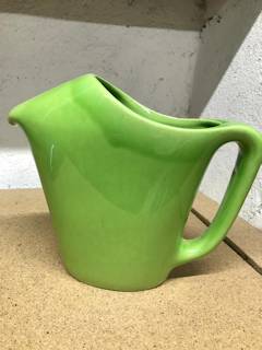 Pichet à eau St Clément, en céramique émaillée vert pomme, estampillé en creux sur le fond du pichet.