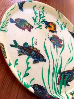 Plateau à servir, rond, en fibre de verre, déco poissons, diamètre 37 cm.
