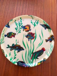 Plateau à servir, rond, en fibre de verre, déco poissons, diamètre 37 cm.