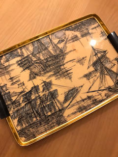 Plateau ancien, deux anses noires, à rebords métal jaune, motif inspiré tableau de Bernard Buffet, dimensions: L 42, l 30.