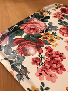 Plateau fleuri à servir, ancien modèle vintage de chez Monoprix, étiquette prix encore libellée en francs, dimensions: L 48, l 37.