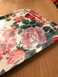 Plateau fleuri à servir, ancien modèle vintage de chez Monoprix, étiquette prix encore libellée en francs, dimensions: L 48, l 37.