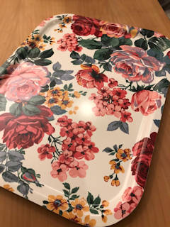 Plateau fleuri à servir, ancien modèle vintage de chez Monoprix, étiquette prix encore libellée en francs, dimensions: L 48, l 37.