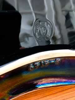 Plateau à fromage, made in France par Verceram, céramique blanc et noir nacré, poignée métal, typique des années 50.