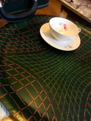 Plateau vintage en fibre de verre, motifs géométriques sur fond vert bouteille, typique des années 60/70, diamètre 37 cm.