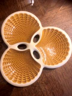 Porte-apéritif coquillage, en céramique, made in France, estampillé V pour « Verceram », largeur max 32 cm.