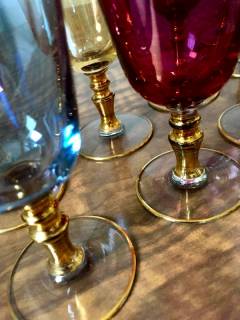 Série de 8 verres à liqueur, verres à pied colorés et dorés, peuvent également servir de verrines salées/ sucrées pour les jours de fête. Dimensions: H 11 cm, diamètre 6 cm.