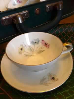 Service à café Bareuther/Bavaria, lot de 9 tasses et soucoupes en excellent état, design très élégant, grande finesse  du motif floral.