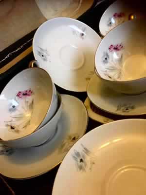 Service à café Bareuther/Bavaria, lot de 9 tasses et soucoupes en excellent état, design très élégant, grande finesse  du motif floral.