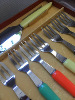 Service à dessert vintage, 8 fourchettes et une pelle à tarte, inox et manche en plastique.