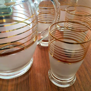 Service à eau, limonade ou orangeade, carafe et 5 verres, subtils liserés dorés et élégante bande opaque en décoration.