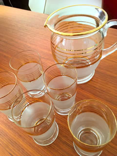 Service à eau, limonade ou orangeade, carafe et 5 verres, subtils liserés dorés et élégante bande opaque en décoration.