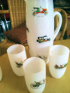 Service à orangeade « tacots », en verre teinté blanc, des années 50-60, carafe et six verres, en excellent état.