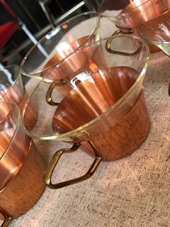 Service à thé en verre, 6 tasses, support cuivre et laiton, en parfait état.