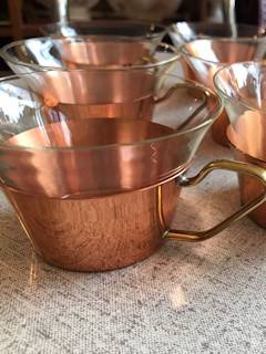 Service à thé en verre, 6 tasses, support cuivre et laiton, en parfait état.