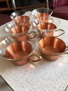 Service à thé en verre, 6 tasses, support cuivre et laiton, en parfait état.