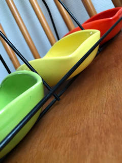 Set apéritif, trois coupelles céramiques colorées en céramique, anse de transport, dimensions : L 37 cm, l 16 cm, H 16 cm.