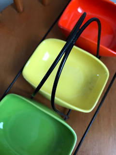 Set apéritif, trois coupelles céramiques colorées en céramique, anse de transport, dimensions : L 37 cm, l 16 cm, H 16 cm.