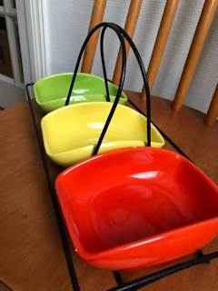 Set apéritif, trois coupelles céramiques colorées en céramique, anse de transport, dimensions : L 37 cm, l 16 cm, H 16 cm.
