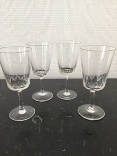Set de 4 verres à pied pour liqueur, en cristal, finement ciselés, hauteur 11,8 cm.
