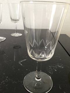 Set de 4 verres à pied pour liqueur, en cristal, finement ciselés, hauteur 11,8 cm.