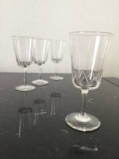 Set de 4 verres à pied pour liqueur, en cristal, finement ciselés, hauteur 11,8 cm.
