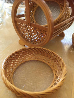 Set de 6 dessous de verre en osier et verre, avec son petit support panier, pratique à souhait.