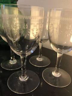 Set de 6 verres à pied, en cristal taillé et ciselé, début du siècle dernier.