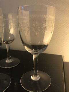 Set de 6 verres à pied, en cristal taillé et ciselé, début du siècle dernier.