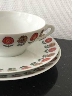 Set petit déjeuner, tasse + soucoupe + assiette, porcelaine française de Limoges 70’ , motif à fleurs stylisées, diamètre: tasse 12,6, soucoupe 18,2, assiette 19,4.